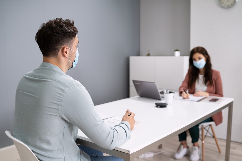 entrevista de trabajo con mascarilla